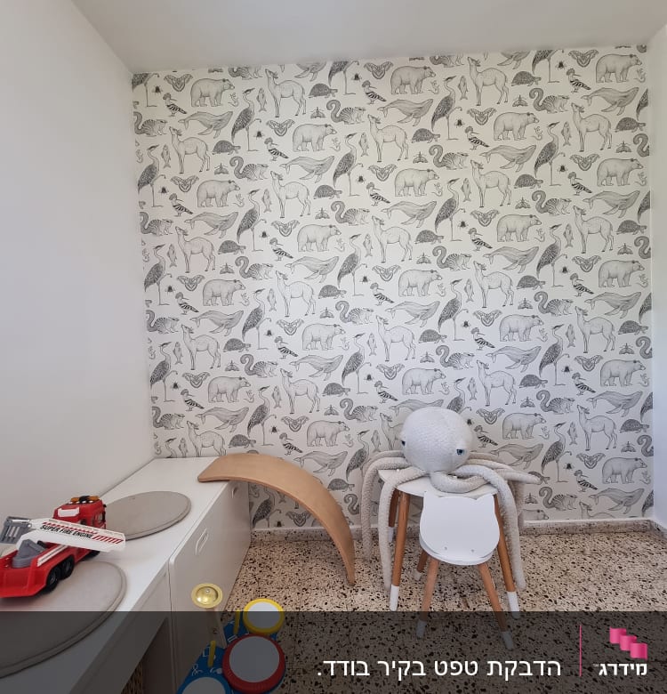 טפט עם איורים של חיות שונות בשחור לבן